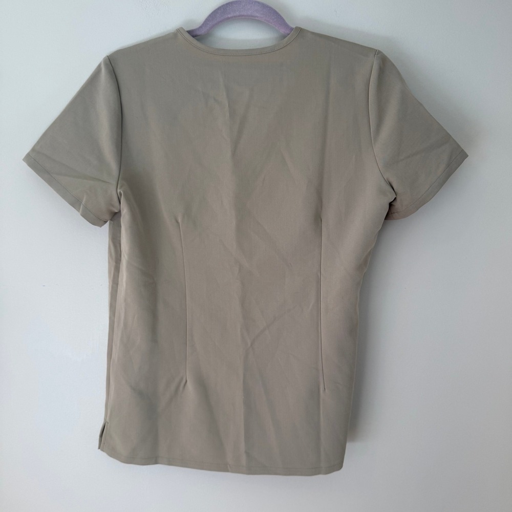 FIGS Technical Collection Casma Scrub Top Tan Khaki V-Neck Womens XS - Picture 3 of 3